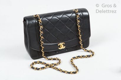 CHANEL Circa 1995

*Bag " Diana " 25cm in black lambskin leather partially padded,...
