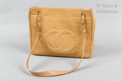 CHANEL Circa 1995 *Sac 32cm en veau caviar matelassé beige, poche extérieure, rabat...