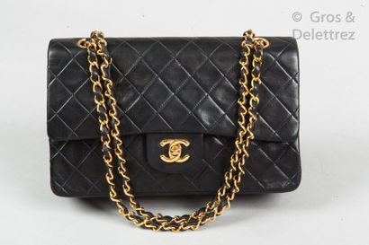 CHANEL Circa 1997

*Bag " Classique " 25cm in black quilted lamb leather, golden...