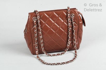 CHANEL par Karl LAGERFELD Circa 1996 *Bag 21cm in quilted lamb leather with cocoa...