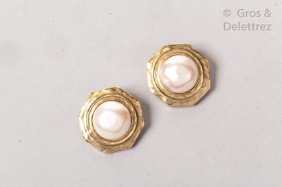 CHANEL par Karl LAGERFELD Circa 1990

Pair of octagonal ear clips in hammered gilt...