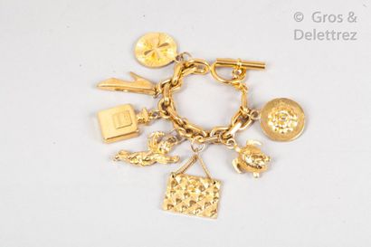 CHANEL Collection prêt à porter Printemps/Été 1998	

*Bracelet chaîne en métal doré...