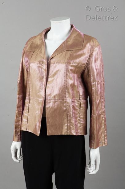 CHANEL par Karl LAGERFELD Circa 2000 *Veste en lin beige moiré rose, petit col, deux...