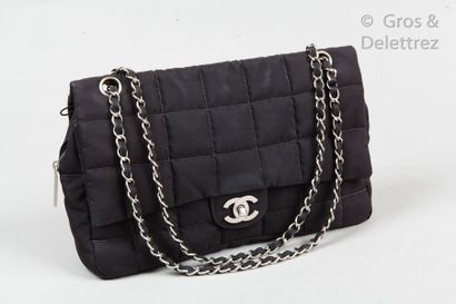 CHANEL Circa 2002

*Black nylon bag 29cm with square stitching, clasp " CC " in silver...