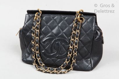 CHANEL Circa 2002 *Bag tote bag 21cm in black quilted caviar calfskin, zipper, double...