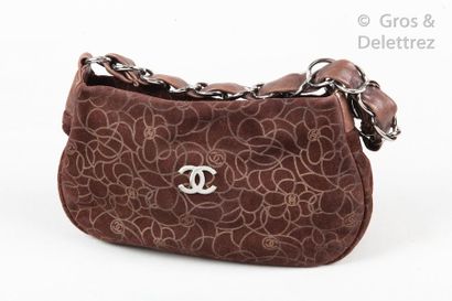 CHANEL Circa 2004 *Sac 27cm en veau velours marron embossé d’un motif de camélias,...