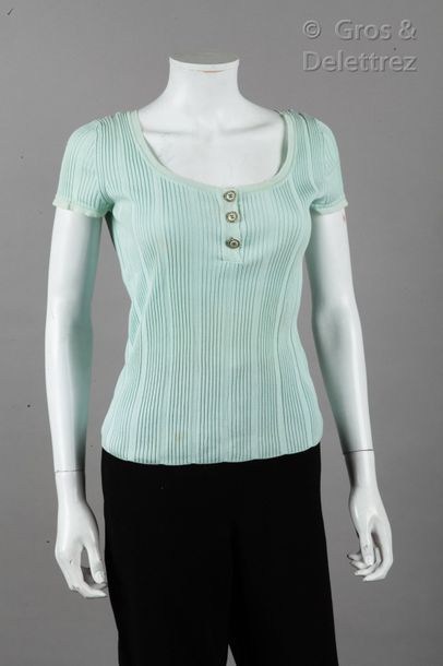 CHANEL par Karl LAGERFELD Circa 2006 Lot composed of two tops, one sleeveless in...