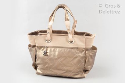 CHANEL Année 2007	

*Sac «?Paris-Biarritz?» 36cm en toile enduite métallisée or pâle...