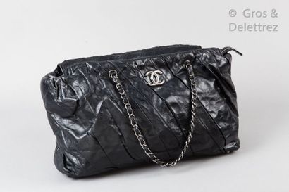 CHANEL Circa 2008	

*Sac fourre-tout 44cm en cuir agneau froissé noir à plis plats,...