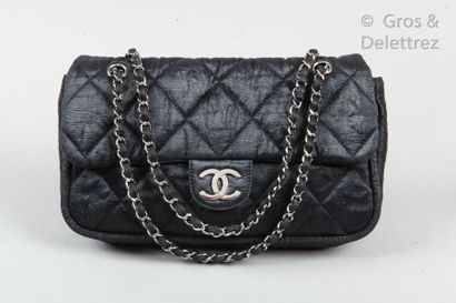 CHANEL Circa 2009

*Black quilted coated canvas bag 30cm, silver plated metal clasp...