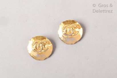 CHANEL par Karl LAGERFELD Circa 1988

Pair of hammered gold metal ear clips with...