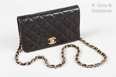 CHANEL Circa 2009

*19cm black quilted lamb leather bag, golden metal clasp " CC "...