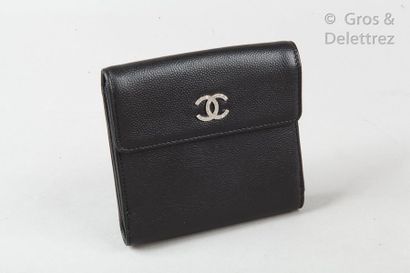 CHANEL Circa 2010 *Compact wallet in black grained calfskin, snap fasteners, inside...