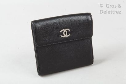 CHANEL Circa 2010 *Portefeuille compact en veau grainé noir, fermetures pressions,...