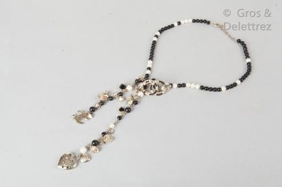 CHNAEL par Karl Lagerfeld Collection Croisière 2009	

*Collier de perles blanches...
