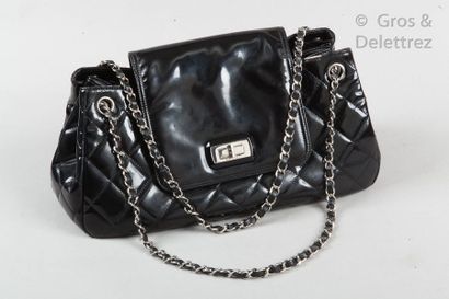 CHANEL Circa 2010

*Black quilted patent leather bag 29 cm, clasp " Mademoiselle "...