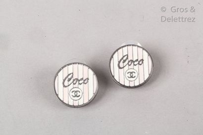 CHANEL Collection Croisière 2006	

Paire de clous d’oreille «?Coco?» en métal argenté...