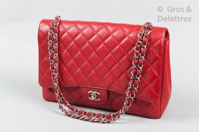 CHANEL Circa 2010

*Bag " Maxi Jumbo " 33cm in red quilted caviar calfskin, clasp...