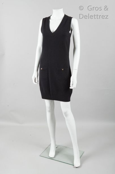 CHANEL par Karl LAGERFELD Resort Collection 2012

*Sleeveless dress in 100 % black...