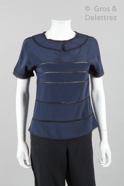 CHANEL par Karl LAGERFELD Ready-to-wear collection Fall/Winter 2007-2008 Top in navy...