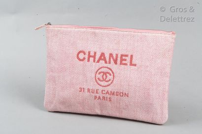 CHANEL Circa 2014

*Pocket " Deauville " pink canvas, zipper. Hologram. Very good...