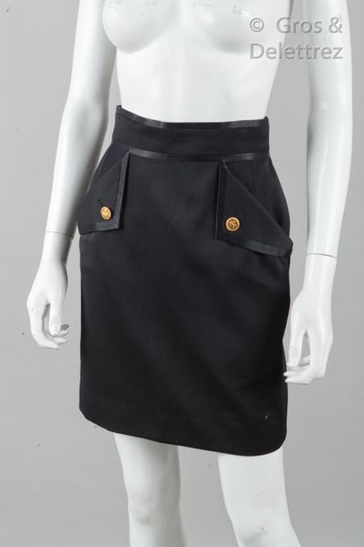 CHANEL par Karl LAGERFELD Collection Prêt-à-porter Automne/Hiver 1986-1987 Mini-jupe...