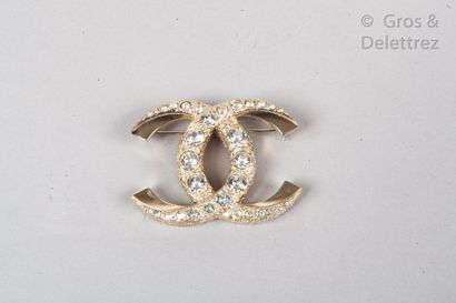 CHANEL par Karl LAGERFELD Continuous Collection 2017

*Brooch " CC " in gold-plated...