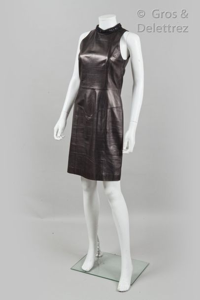 CHANEL Collection Prêt à porter Automne/Hiver 2007 *Petite robe noire sans manche...