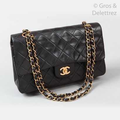 CHANEL Circa 1995

Bag " Classique " 25cm in black quilted lamb leather, golden metal...