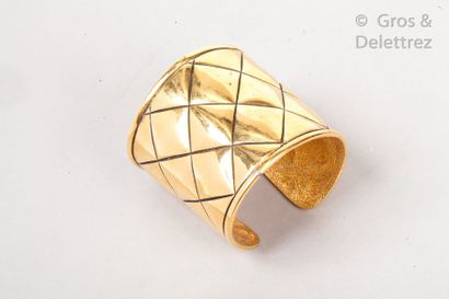 CHANEL par Karl LAGERFELD 40mm open cuff bracelet in quilted gold plated metal. Signed...
