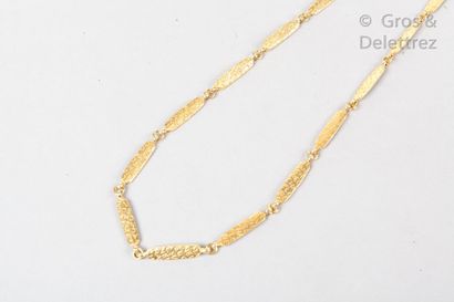 CHANEL par Karl LAGERFELD Circa 1990

Long necklace gold-plated metal barrette engraved...