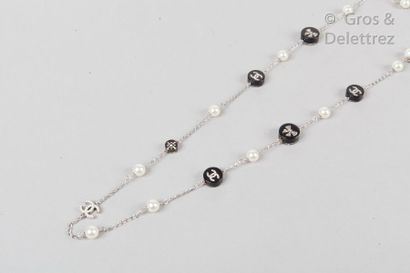 CHANEL par Karl LAGERFELD Ready-to-wear collection Fall/Winter 2010-2011

Necklace...