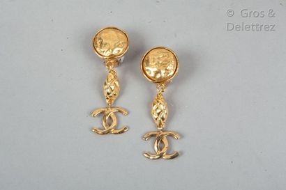 CHANEL par Karl LAGERFELD *Paire de pendants d’oreille en métal doré, clip martelé...