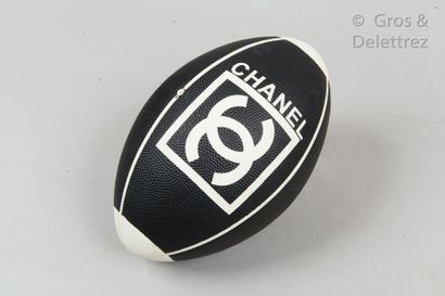 CHANEL Sport *Ballon de rugby siglé noir, blanc.