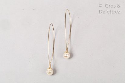 CHANEL Paire de créoles fil en métal doré retenant une perle blanche d’imitation...