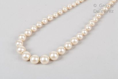 CHANEL par Karl LAGERFELD Circa 1990

Long necklace of white baroque imitation pearls,...
