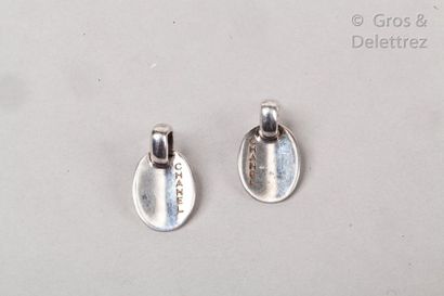 CHANEL Pair of 925 sterling silver ear studs holding an oval medallion. Pds total :...