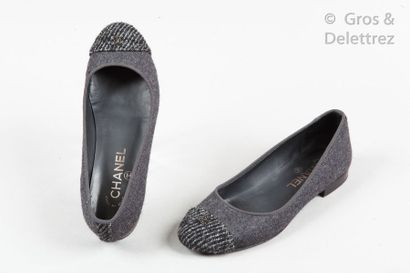 CHANEL Pair of ballerina in anthracite wool, round tweed toe puff with black and...