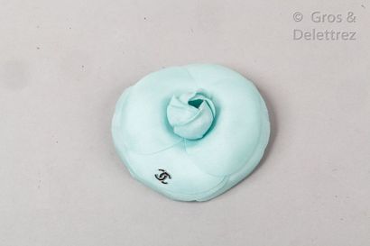 CHANEL Brooch " Camélia " in turquoise gazar. Unsigned.
