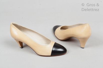 CHANEL Pair of pumps with 6.5 cm heel, two-tone beige and black, leather sole. T...