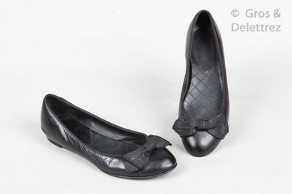CHANEL Pair of ballerinas in black quilted lambskin leather, braided with coloured...