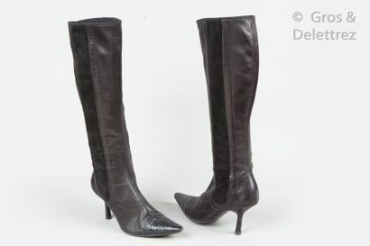 CHANEL Paire de bottes en cuir agneau et agneau velours noir stretch, bouts pointus...