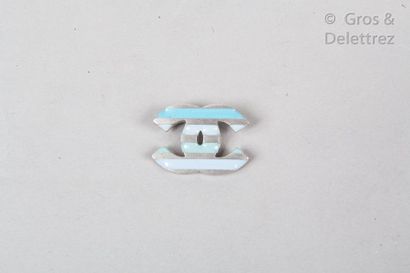 CHANEL par Karl LAGERFELD Cruise Collection 2005

Brooch " CC " in brushed silver...