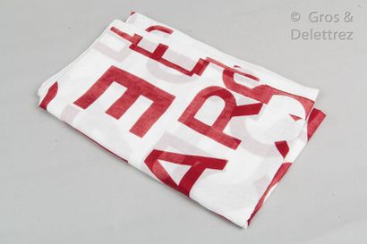 CHANEL Paréo en voile de coton blanc imprimé d’écritures rouges.