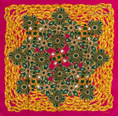 CHANEL Carré en crêpe de soie imprimé d’un motif de bijoux sur fond fuchsia.