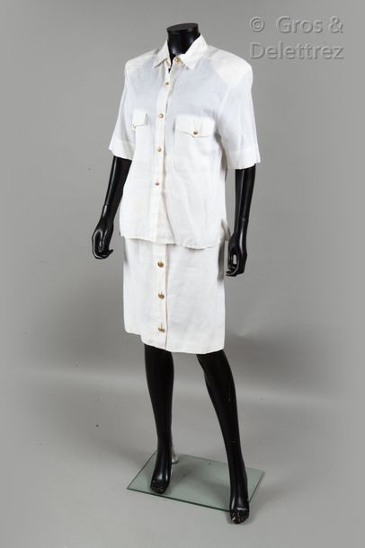 CHANEL Tailleur en lin blanc composé d’une chemise, petit col, simple boutonnage...