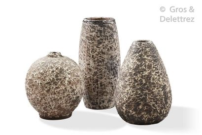 PRIMAVERA Suite de trois vases de forme sphérique, cylindrique et piriforme en faïence...