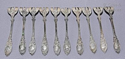 null Ten silver oyster forks with rockery decoration.

Poids : 108g