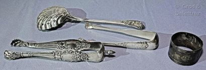 null Cash prize comprenant :

A sugar spoon engraved with a coat of arms stamped...