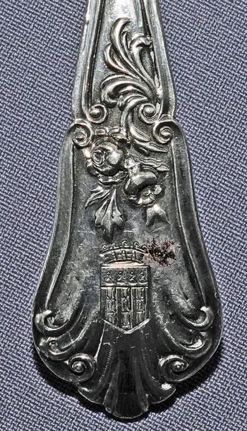 null Cash prize comprenant :

A sugar spoon engraved with a coat of arms stamped...